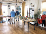 13. Binnen waren ook tafels met boeken uitgestald